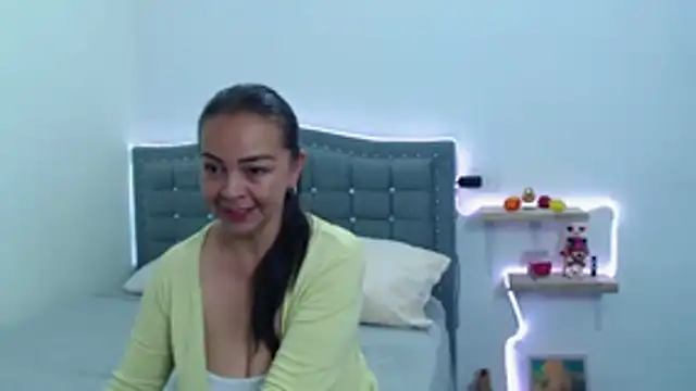 Snapshot of LiaDumond chatting on November 13, 2025, 1:37 am LiaDumond online show from November 13, 2025, 1:37 am