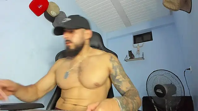 Snapshot of _Poseidon1_ chatting on November 3, 2025, 4:36 am Poseidon1 online show from November 3, 2025, 4:36 am