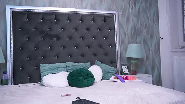 Snapshot of AnneHove chatting on December 6, 2024, 6:17 pm AnneHove online show from December 6, 2024, 6:17 pm