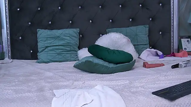 Snapshot of AnneHove chatting on December 7, 2024, 11:23 pm AnneHove online show from December 7, 2024, 11:23 pm