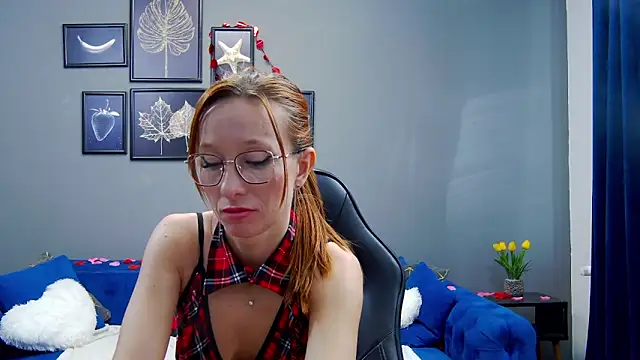 Snapshot of AnneHove chatting on February 14, 2025, 8:21 am AnneHove online show from February 14, 2025, 8:21 am