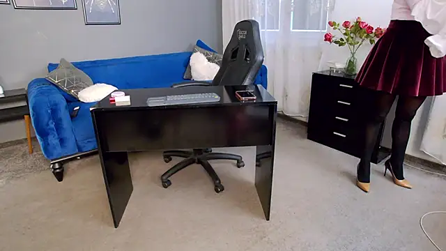 Snapshot of AnneHove chatting on November 17, 2025, 6:08 am AnneHove online show from November 17, 2025, 6:08 am