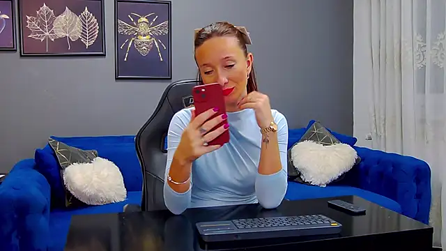 Snapshot of AnneHove chatting on December 4, 2025, 5:28 am AnneHove online show from December 4, 2025, 5:28 am