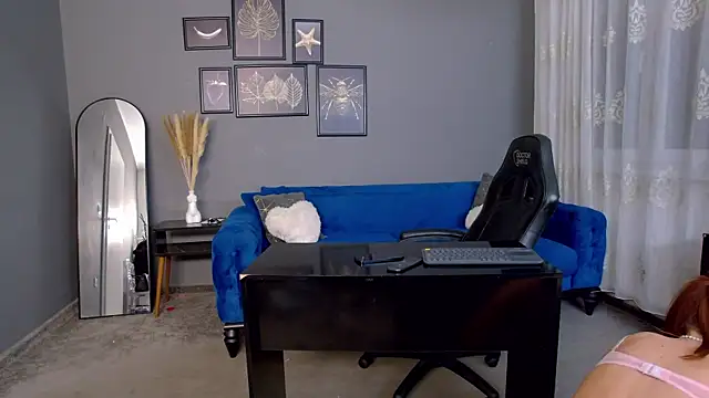 Snapshot of AnneHove chatting on December 4, 2025, 7:00 pm AnneHove online show from December 4, 2025, 7:00 pm