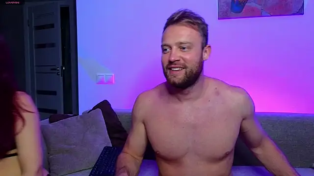 Snapshot of MaxMia chatting on December 6, 2024, 7:54 am MaxMia online show from December 6, 2024, 7:54 am