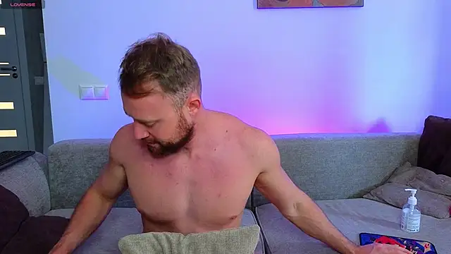 Snapshot of MaxMia chatting on December 20, 2024, 8:28 am MaxMia online show from December 20, 2024, 8:28 am