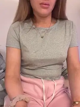 Holly-Glamour online show from November 23, 2025, 4:34 am