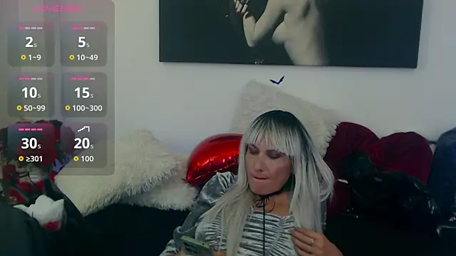 EvelynQueenn online show from October 17, 2025, 6:49 am