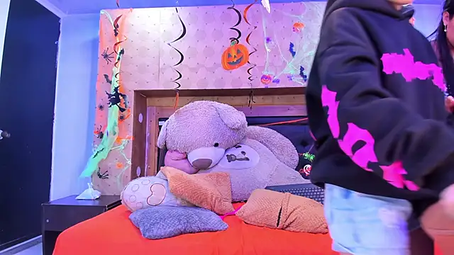 SofiAndNicol online show from October 29, 2025, 10:50 am