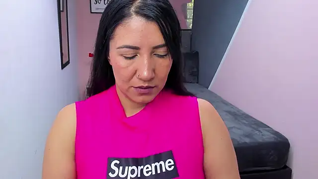 Snapshot of GiaFox_ chatting on February 19, 2025, 12:33 pm GiaFox online show from February 19, 2025, 12:33 pm