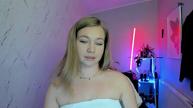 holly xglam online show from November 19, 2025, 7:47 pm