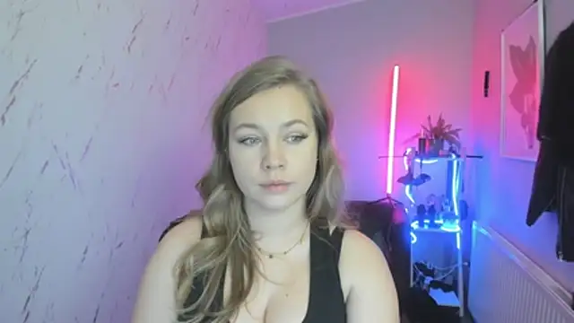 holly xglam online show from November 26, 2025, 8:43 pm