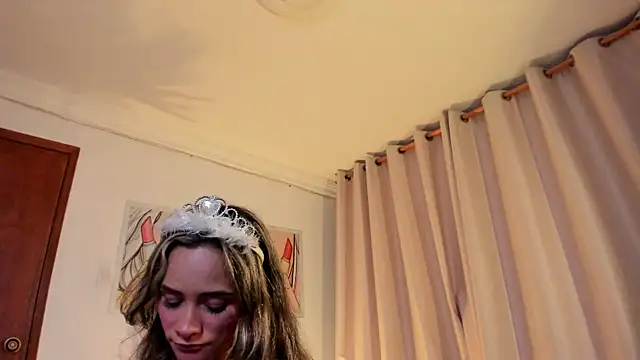 SkiinnyAna online show from October 31, 2025, 7:37 pm