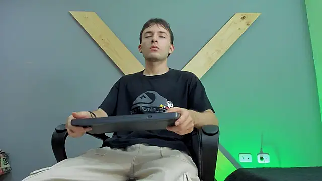 Snapshot of bower_and_colucci chatting on December 22, 2024, 2:49 pm bower and colucci online show from December 22, 2024, 2:49 pm