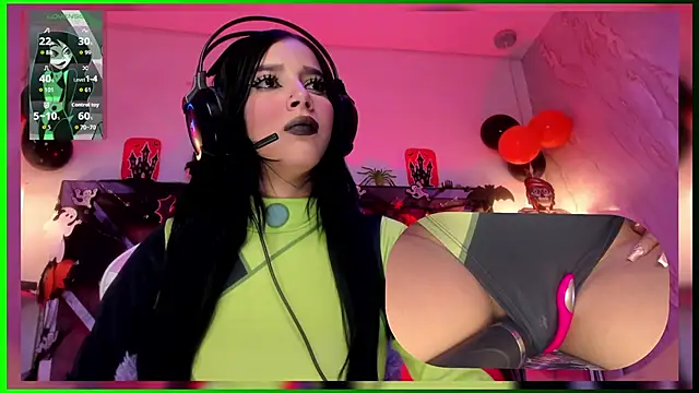 SweetieCloe  online show from October 27, 2025, 9:41 pm