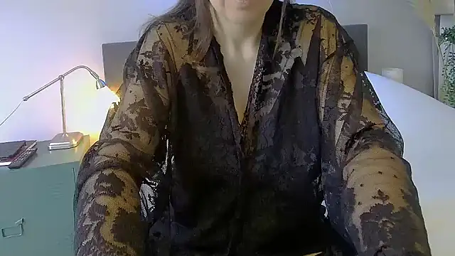 Snapshot of Ella_Next_Door chatting on January 17, 2025, 11:27 am Ella Next Door online show from January 17, 2025, 11:27 am