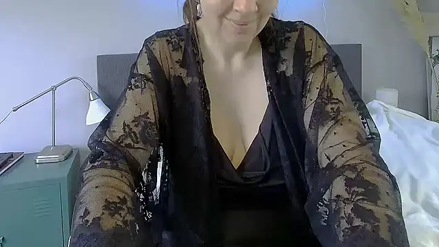 Snapshot of Ella_Next_Door chatting on January 22, 2025, 10:07 am Ella Next Door online show from January 22, 2025, 10:07 am