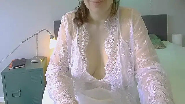 Snapshot of Ella_Next_Door chatting on January 27, 2025, 9:34 am Ella Next Door online show from January 27, 2025, 9:34 am