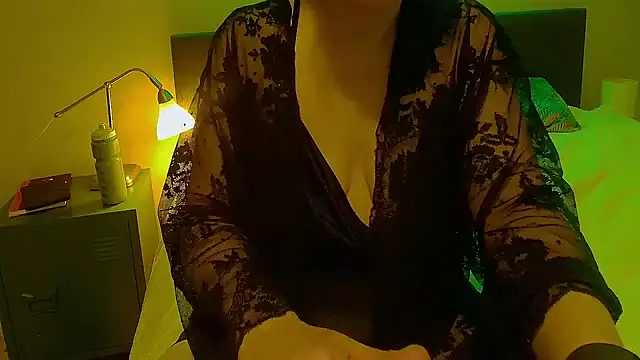 Snapshot of Ella_Next_Door chatting on January 27, 2025, 10:06 pm Ella Next Door online show from January 27, 2025, 10:06 pm