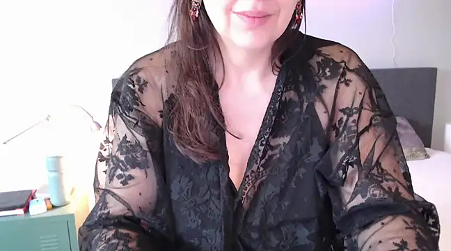 Snapshot of Ella_Next_Door chatting on February 23, 2025, 9:44 am Ella Next Door online show from February 23, 2025, 9:44 am