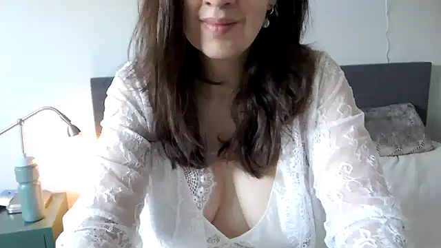 Snapshot of Ella_Next_Door chatting on March 3, 2025, 8:16 am Ella Next Door online show from March 3, 2025, 8:16 am