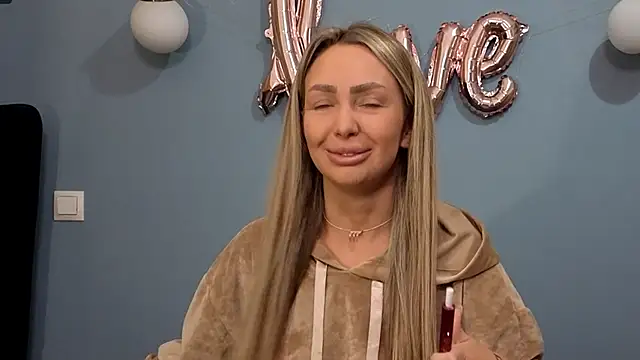 Snapshot of AnnaMaee chatting on February 25, 2025, 10:18 pm AnnaMaee online show from February 25, 2025, 10:18 pm