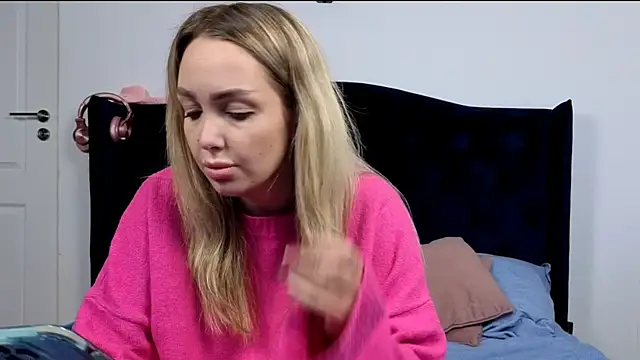 AnnaMaee online show from November 12, 2025, 7:57 pm