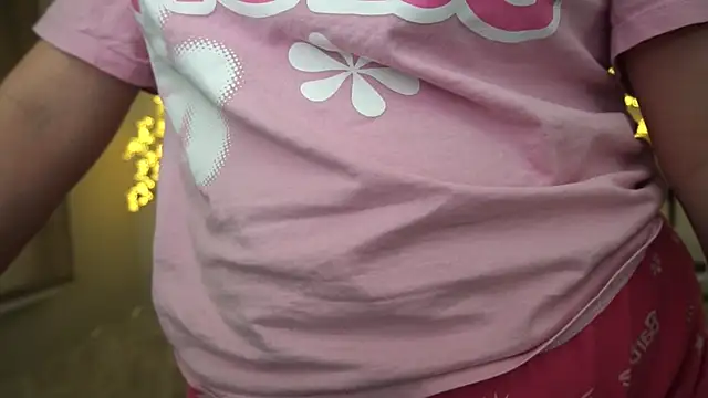 Snapshot of MagicPeachh_ chatting on February 28, 2025, 1:03 pm MagicPeachh online show from February 28, 2025, 1:03 pm