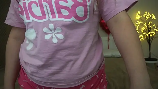 Snapshot of MagicPeachh_ chatting on February 28, 2025, 7:14 pm MagicPeachh online show from February 28, 2025, 7:14 pm