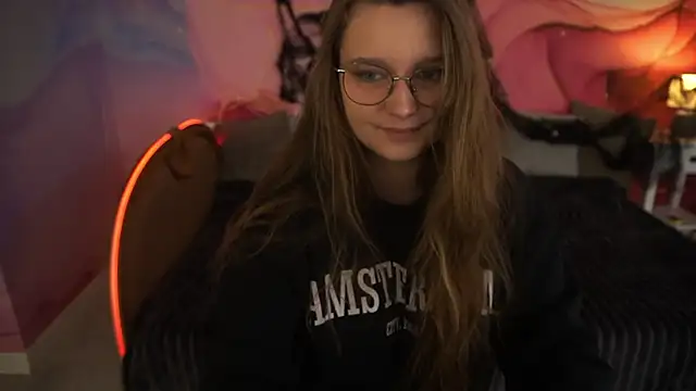 Snapshot of MagicPeachh_ chatting on October 21, 2025, 5:52 am MagicPeachh online show from October 21, 2025, 5:52 am