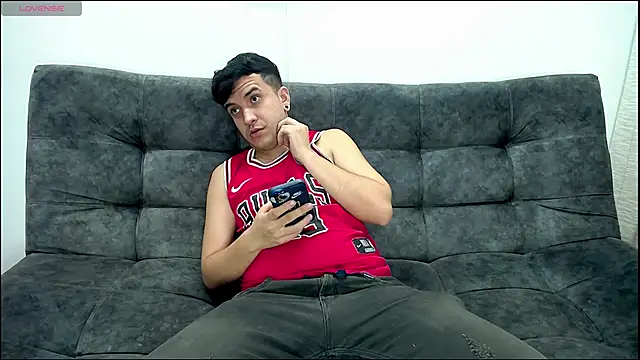 Snapshot of SlimLoves chatting on November 10, 2025, 11:26 pm SlimLoves online show from November 10, 2025, 11:26 pm