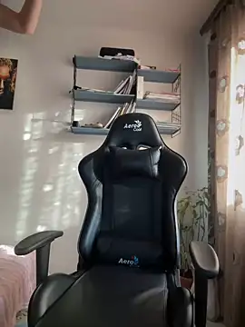 Snapshot of Crazy-Rosa chatting on December 4, 2024, 9:40 am Crazy-Rosa online show from December 4, 2024, 9:40 am