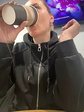 Snapshot of Crazy-Rosa chatting on February 10, 2025, 8:20 am Crazy-Rosa online show from February 10, 2025, 8:20 am