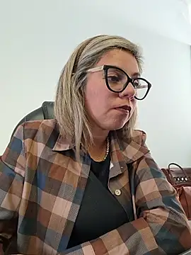 Cata Office-12 online show from November 11, 2025, 9:04 pm