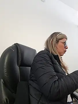 Cata Office-12 online show from November 22, 2025, 4:06 pm