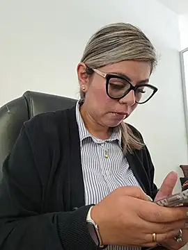 Cata Office-12 online show from November 28, 2025, 4:09 pm