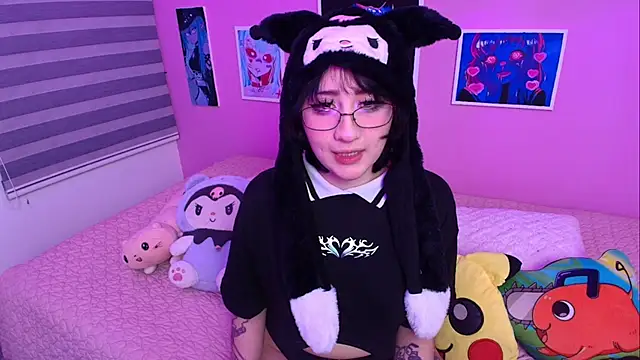 Miwa violet online show from December 14, 2025, 2:06 am