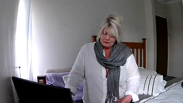 Snapshot of Miahotmilf chatting on December 16, 2024, 5:11 pm Miahotmilf online show from December 16, 2024, 5:11 pm