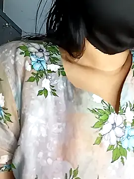 Snapshot of Tishani chatting on January 28, 2025, 12:22 pm Tishani online show from January 28, 2025, 12:22 pm