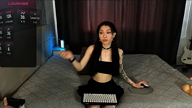 Snapshot of RoxieCrash chatting on October 13, 2025, 11:43 am RoxieCrash online show from October 13, 2025, 11:43 am