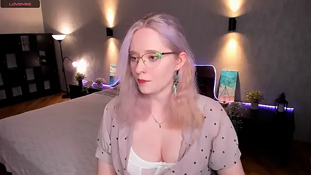 Aemilia  online show from February 8, 2025, 7:04 am