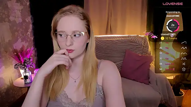 Aemilia  online show from October 5, 2025, 6:12 am