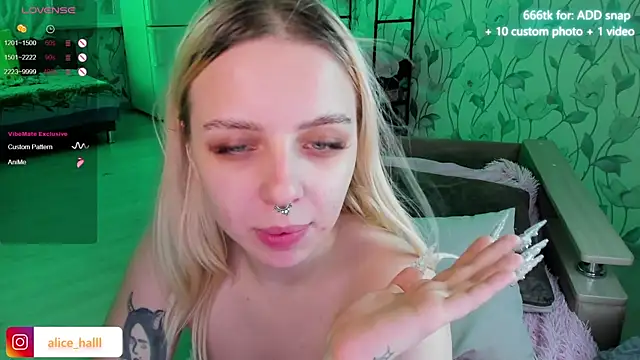 Snapshot of Alice_Halle chatting on January 3, 2025, 11:55 pm Alice Halle online show from January 3, 2025, 11:55 pm