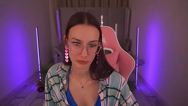 CozyMell online show from March 3, 2025, 2:04 pm