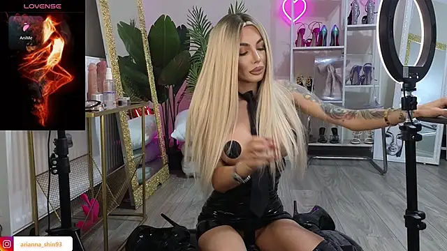 ArianaArianna online show from November 5, 2025, 8:09 pm