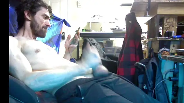 Snapshot of slendt94 chatting on February 23, 2025, 4:13 pm slendt94 online show from February 23, 2025, 4:13 pm