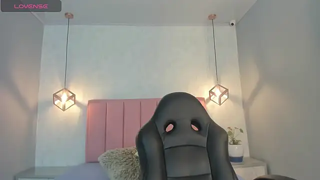 SUNNYCYRUS online show from November 7, 2025, 12:27 pm