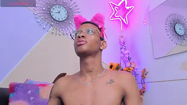 Tiffany Valentine15 online show from September 18, 2025, 1:02 pm