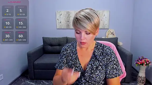 Julia Wilsone online show from October 1, 2025, 5:46 am