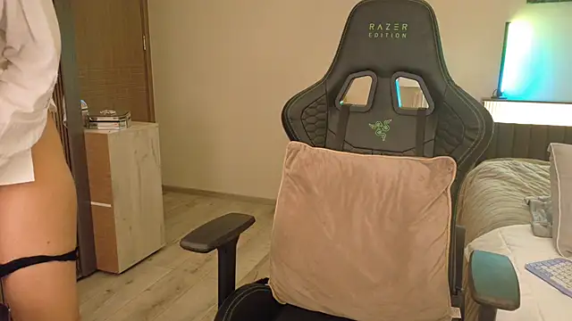 Snapshot of joycesilver chatting on December 4, 2025, 9:29 am joycesilver online show from December 4, 2025, 9:29 am